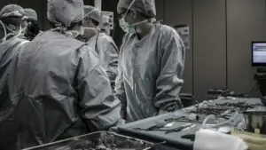 Surgical team in an operating room, illustrating research on higher pump flow and pulsatile perfusion during cardiopulmonary bypass