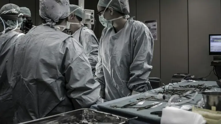 Surgical team in an operating room, illustrating research on higher pump flow and pulsatile perfusion during cardiopulmonary bypass