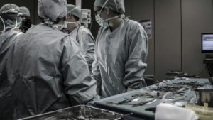 Surgical team in an operating room, illustrating research on higher pump flow and pulsatile perfusion during cardiopulmonary bypass
